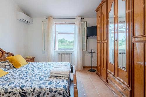 een slaapkamer met een bed en een groot raam bij Villa Vincenza in Melilli