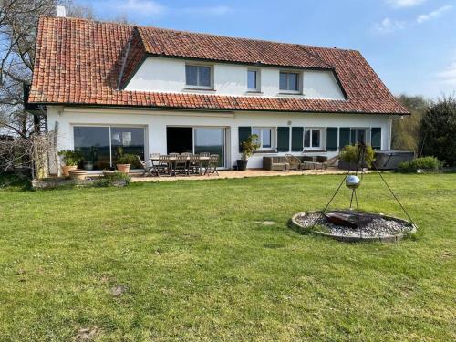 une maison avec une cour dotée d'une statue devant elle dans l'établissement Maison avec piscine au milieu de la Baie d'Authie, à Waben