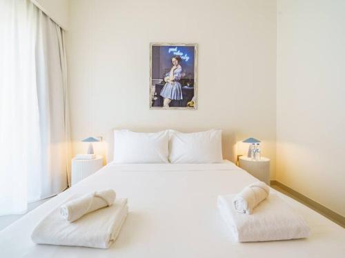 Postel nebo postele na pokoji v ubytování The Downtown Dazzler: 1 BHK Amidst Dubai's Wonders