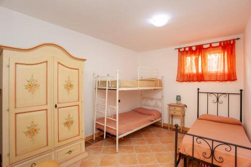 カーラ・リベロットにあるAppartamento Cuoreの二段ベッド2台と窓のある寝室