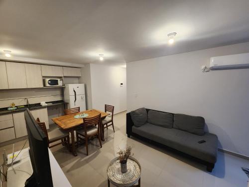 sala de estar con sofá y mesa en DPTO Catedralle Alta Cordoba PB en Córdoba