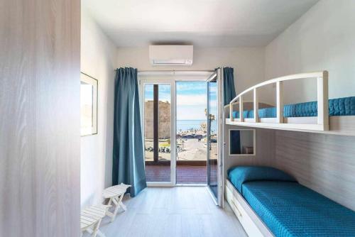 Camera con letto a castello e balcone. di Blue Vibes ad Alghero