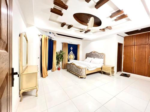a bedroom with a bed and a ceiling at LUXURY APARTMENT RENTALS in Islamabad