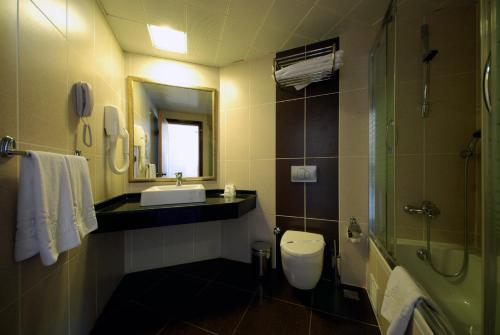 فندق باشا بيتش في مرماريس: حمام مع مرحاض ومغسلة ودش