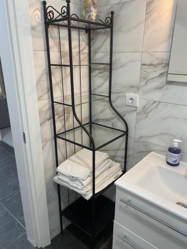 Ένα μπάνιο στο Runcu Apartment