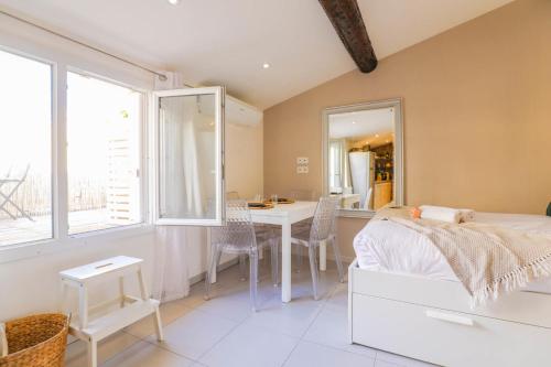 une chambre avec un lit, un bureau et une fenêtre dans l'établissement Studio avec terrasse - Vieux Port & Cours Julien, à Marseille