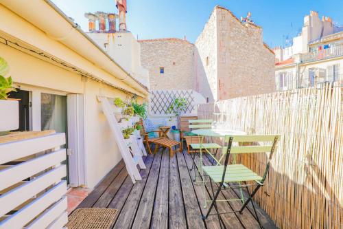 - un balcon avec des tables et des chaises dans un bâtiment dans l'établissement Studio avec terrasse - Vieux Port & Cours Julien, à Marseille
