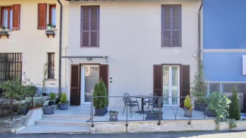 a patio with a table and chairs in front of a building at Italianway - Affittacamere Brenna in Como