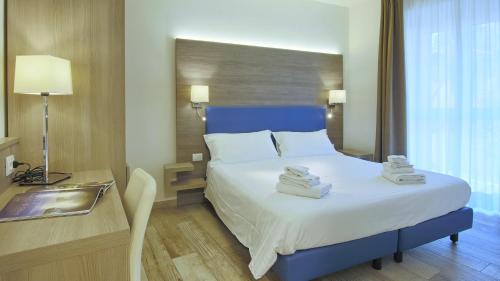 Una habitación de hotel con una cama con toallas. en Italianway - Affittacamere Brenna, en Como