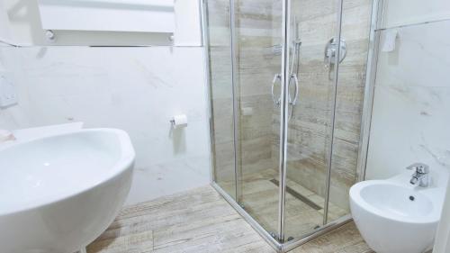 a bathroom with a shower and a toilet and a sink at Italianway - Affittacamere Brenna in Como