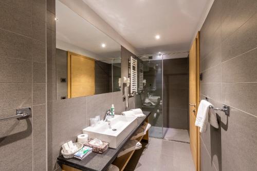A bathroom at Design & Suite Hotel Ciarnadoi