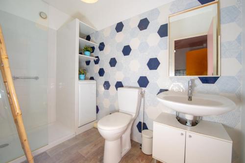 une salle de bain avec toilettes, lavabo et miroir dans l'établissement Eden Residence, à Antibes