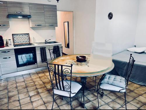 Kuchyň nebo kuchyňský kout v ubytování Appartement avec jardin « Le Méridien »