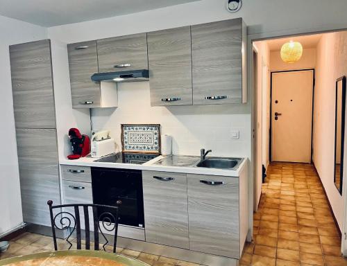 Kuchyň nebo kuchyňský kout v ubytování Appartement avec jardin « Le Méridien »