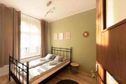 - une chambre avec un lit dans une pièce dotée d'une fenêtre dans l'établissement Sandy Beach by 3City Rentals, à Sopot