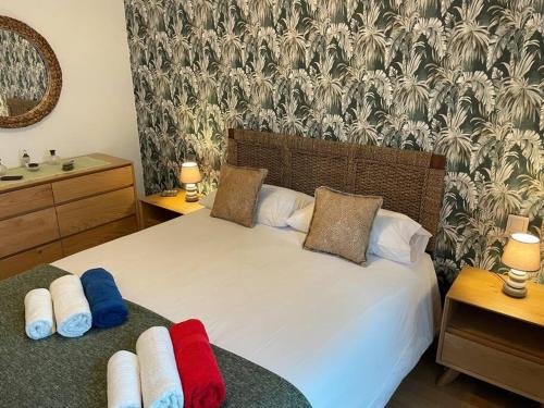 Un dormitorio con una cama con toallas. en La Fontanilla, Playa de las Canteras, en Las Palmas de Gran Canaria