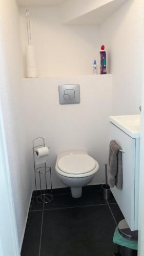 une salle de bain avec des toilettes blanches et un lavabo dans l'établissement Côte Indigo - Villa 7 personnes, 3 chambres, 3 terrasses - à 150 de la mer, à Saint Pierre La Mer