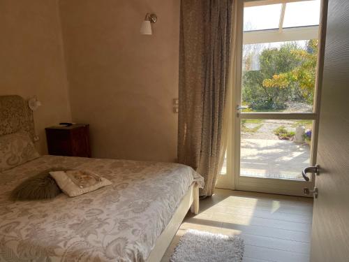 - une chambre avec un lit et une grande fenêtre dans l'établissement Boccadibacco, à San Pietro in Cariano