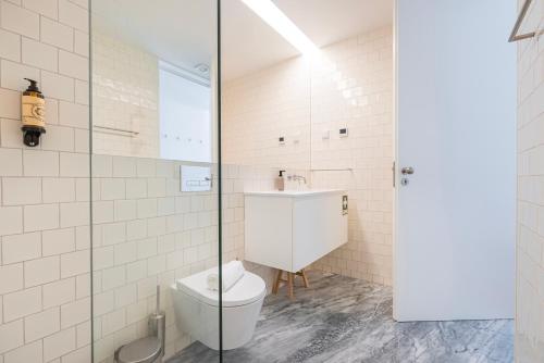 La salle de bains est pourvue de toilettes et d'un lavabo. dans l'établissement Cozy Hideout I by Innkeeper, à Lisbonne