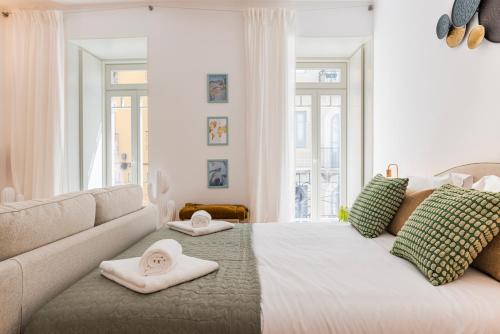 - un salon avec un lit et 2 serviettes dans l'établissement Cozy Hideout I by Innkeeper, à Lisbonne
