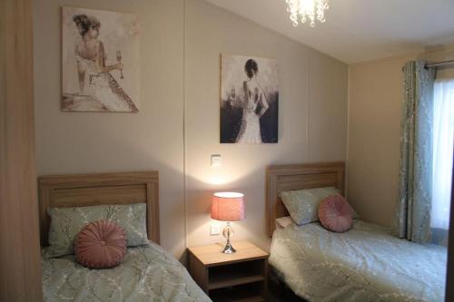 Postel nebo postele na pokoji v ubytování Platinum lodge on Carlton Meres holiday Park