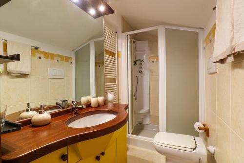 ヴェルバーニアにあるResidenza Ticinoのバスルーム(洗面台、トイレ付)