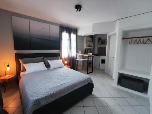 1 dormitorio con 1 cama grande y cocina en Sogni d'oro, en Poros