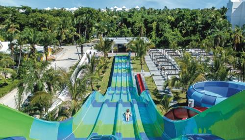 una vista aérea de un tobogán acuático en un parque acuático en Riu Palace Bavaro - All Inclusive en Punta Cana