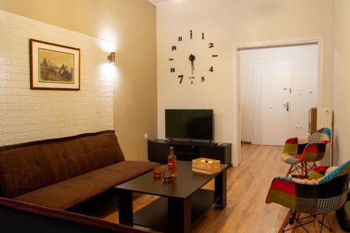 奇亞頓的住宿－"Tsiftsis" City Apartments，客厅配有沙发和桌子