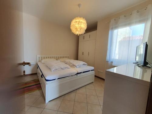 En eller flere senge i et værelse på La Quiete Barbara apartment Terrace Lake view