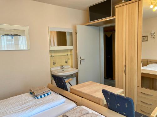 ヴァンガーオーゲにあるHaus Stortebeker Whg 4のシンクとバスルームが備わる小さな客室です。