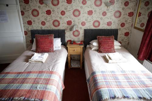 Een bed of bedden in een kamer bij Ty Seren