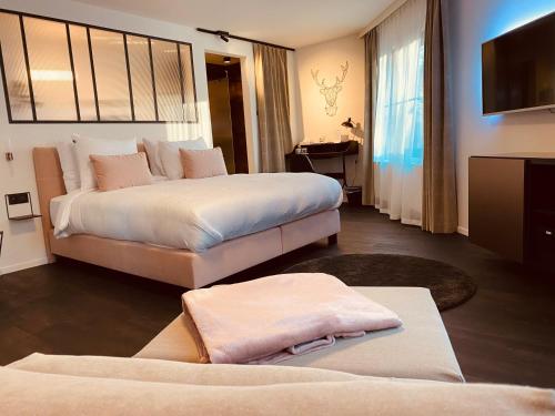 una camera d'albergo con due letti e una televisione di B&B Miranoza a Oud-Heverlee