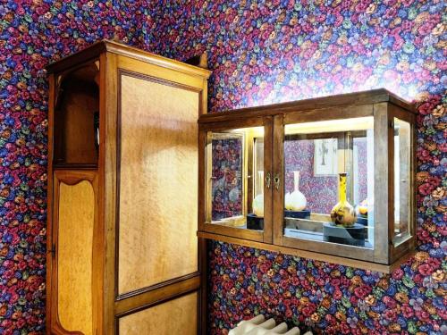 a cabinet in a room with a colorful wall at VALLÉE 1900 in Torfou