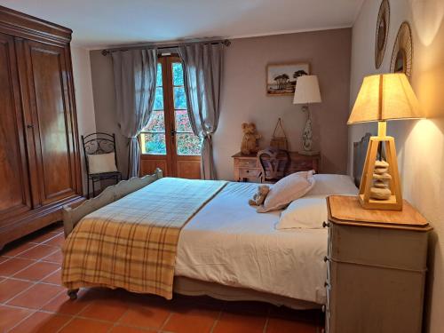 イエールにあるRez de jardin villa Presqu'ile de Giensのベッドルーム1室(ベッド1台、テディベア付)