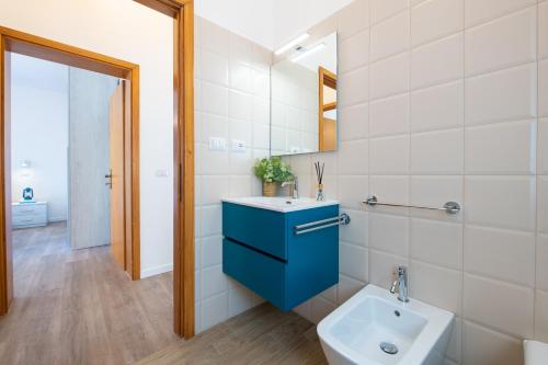 uma casa de banho com um armário azul e um lavatório em Nida 18 em Cattolica