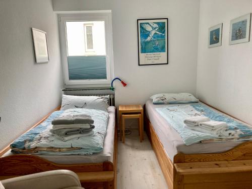 ヴァンガーオーゲにあるHaus Nautica 416のベッドルーム1室(ツインベッド2台、窓付)