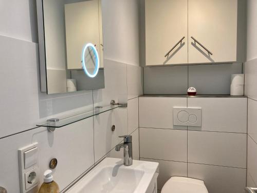 ヴァンガーオーゲにあるHaus Panorama 2のバスルーム(洗面台、トイレ、鏡付)