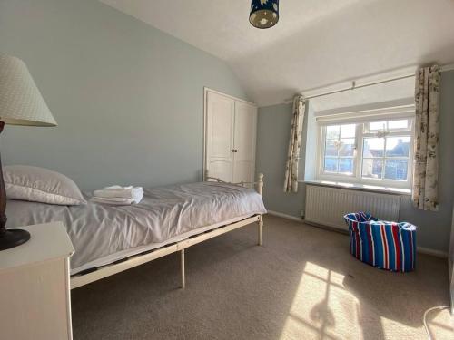 1 dormitorio con cama y ventana en 3 Bedroom Cottage Sleeps 5 village location en Scarborough