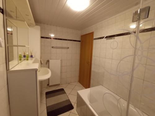 uma casa de banho com um WC, um lavatório e um chuveiro em Niederahr-Hauptstraße 