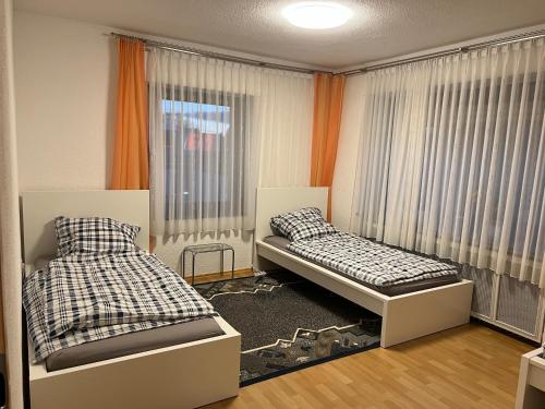um quarto com 2 camas e uma janela em Niederahr-Hauptstraße 