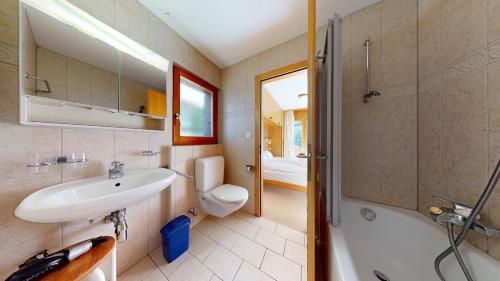 ヴェゾナにあるLes Crêtes SUNNY & CENTER apartments by Alpvision Résidencesのバスルーム(洗面台、トイレ、シャワー付)