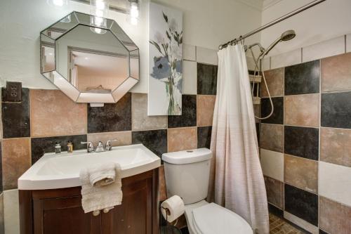 y baño con aseo, lavabo y espejo. en Cozy Mountain Home Cottage Walk to Marina!, en Mountain Home