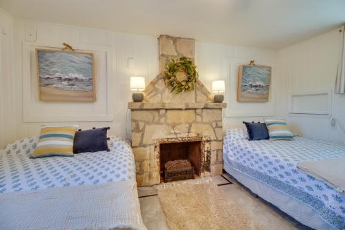 sala de estar con 2 camas y chimenea en Cozy Mountain Home Cottage Walk to Marina!, en Mountain Home