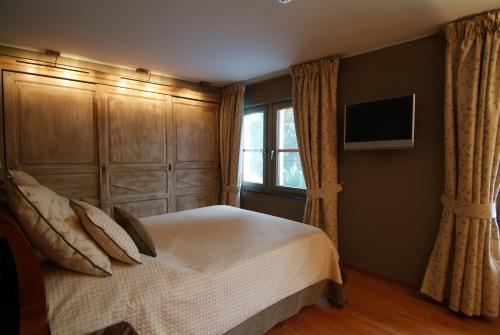 a bedroom with a large bed and a window at La Roseraie. Gaume-Ardenne-lacuisine sur Semois. in Florenville