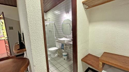 a small bathroom with a toilet and a sink at Eco Pousada Paraíso dos Coqueirais in Japaratinga