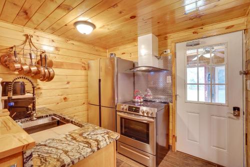Η κουζίνα ή μικρή κουζίνα στο Cozy Upstate New York Getaway with Fire Pit!
