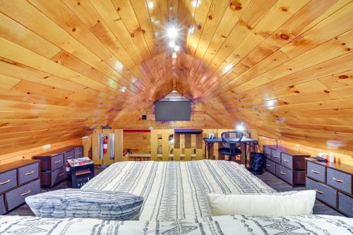 Cette chambre comprend un grand lit et un plafond en bois. dans l'établissement Cozy Upstate New York Getaway with Fire Pit!, à Williamstown
