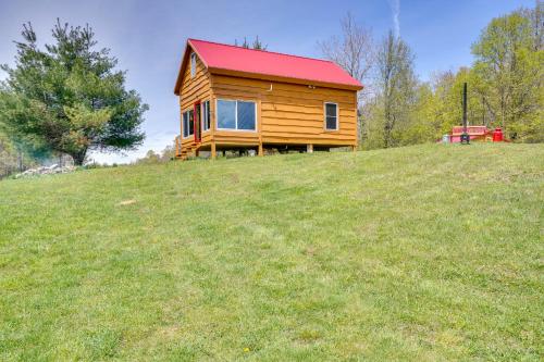 Κήπος έξω από το Cozy Upstate New York Getaway with Fire Pit!