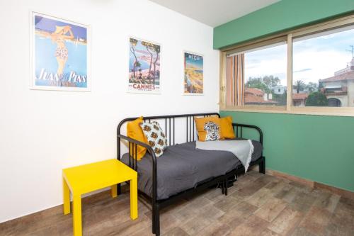 une petite chambre avec un lit et une fenêtre dans l'établissement Eden Residence, à Antibes